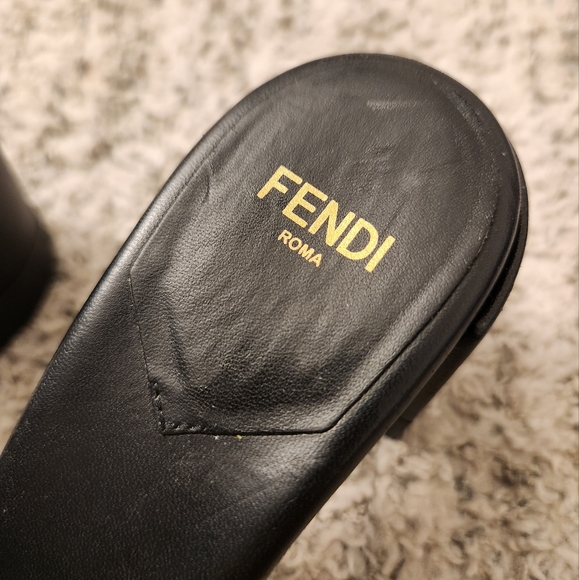 Fendi sandals with a block heel. - Picture 3 of 10